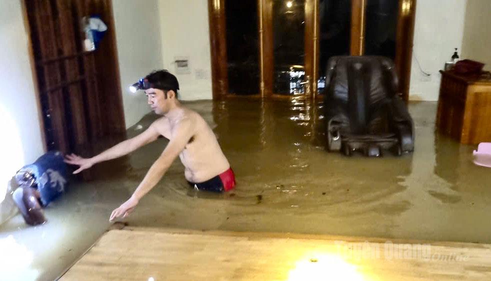 Người dân phường Hà Giang 2 chạy lũ trong đêm. Ảnh: Duy Tuấn
