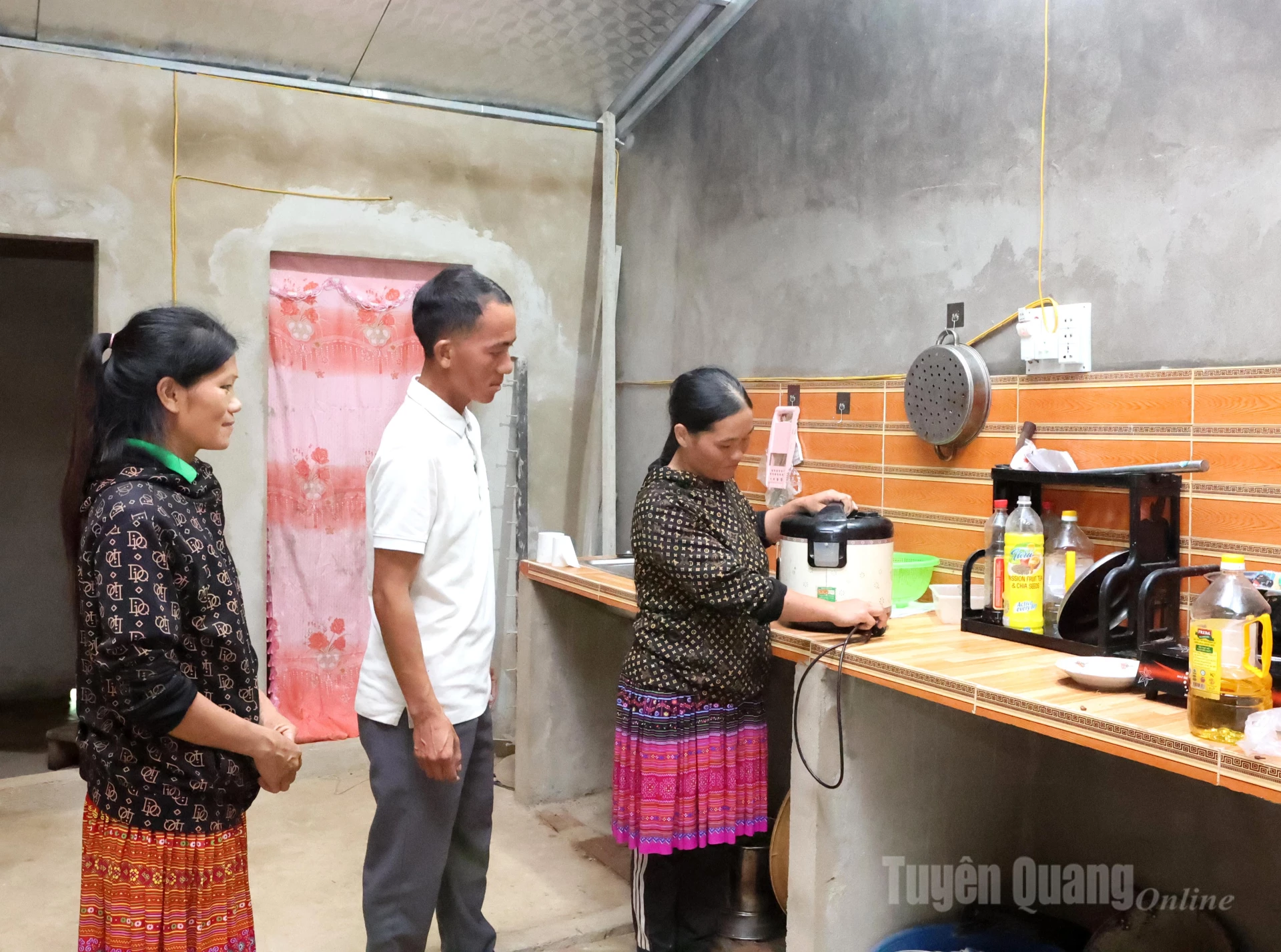 Phụ nữ Vàng On chia sẻ “bí quyết” nấu cơm trước giờ cao điểm (9h30 và 17h) để tránh lãng phí điện.