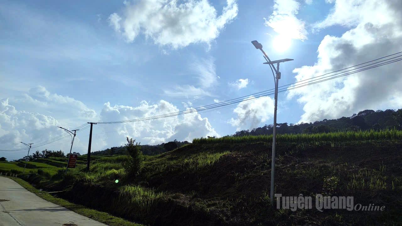 Đèn sử dụng năng lượng mặt trời trên đường dẫn vào thôn Khâu Tràng.