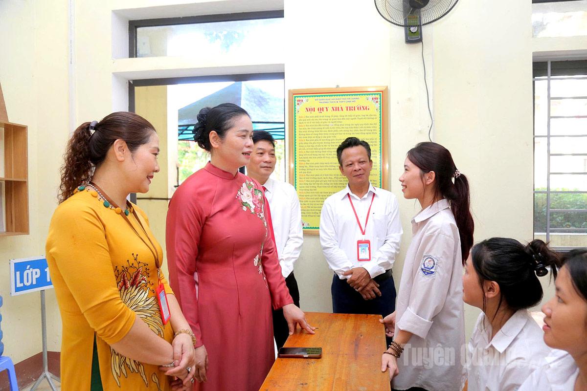 Đồng chí Ma Thị Thúy, Ủy viên Ban Chấp hành Đảng bộ tỉnh, Phó trưởng đoàn Đại biểu Quốc hội chuyên trách khóa XV tỉnh Tuyên Quang trao đổi với học sinh Trường THCS&THPT xã Linh Hồ trong ngày khai giảng. Ảnh Văn Long