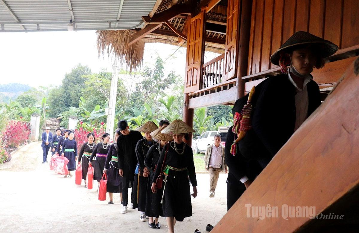 Quan làng cùng đoàn đón đâu về đến nhà trai.