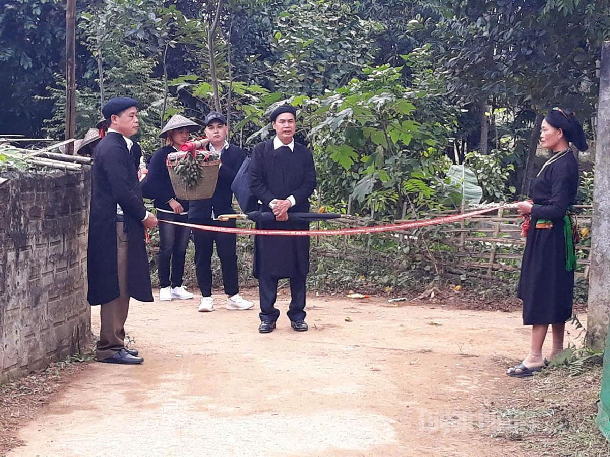 Quan làng hát xin vào cổng nhà gái.