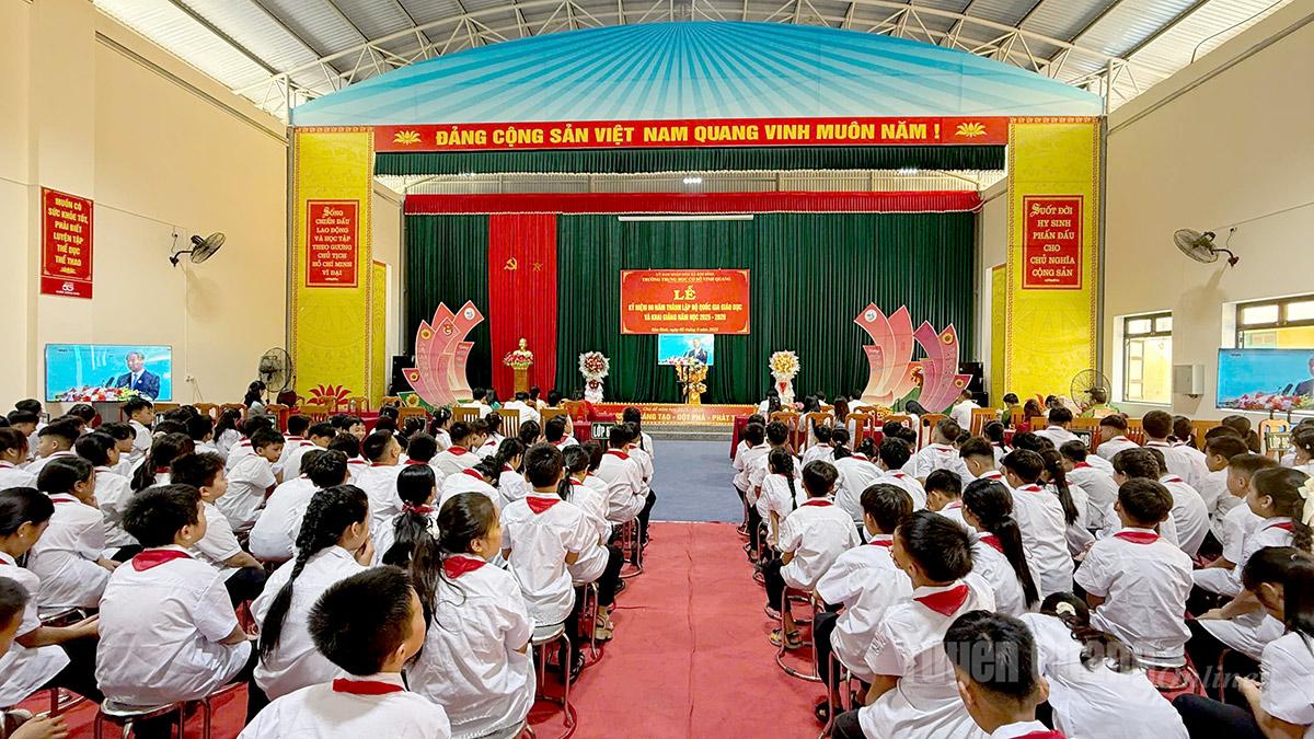 Thầy và trò trường THCS Vinh Quang, xã Kim Bình tham gia lễ khai giảng đặc biệt, kết nối trực tuyến quy mô toàn quốc. Ảnh: Trang Hoàng