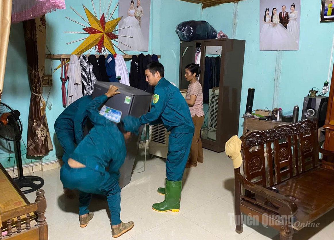 Lực lượng chức năng, dân quân xã Yên Sơn vẫn đang tiếp tục hỗ trợ người dân có nguy cơ bị ngập úng di dời đồ đạc tại thôn Hồng Quân. Ảnh: Lý Thu