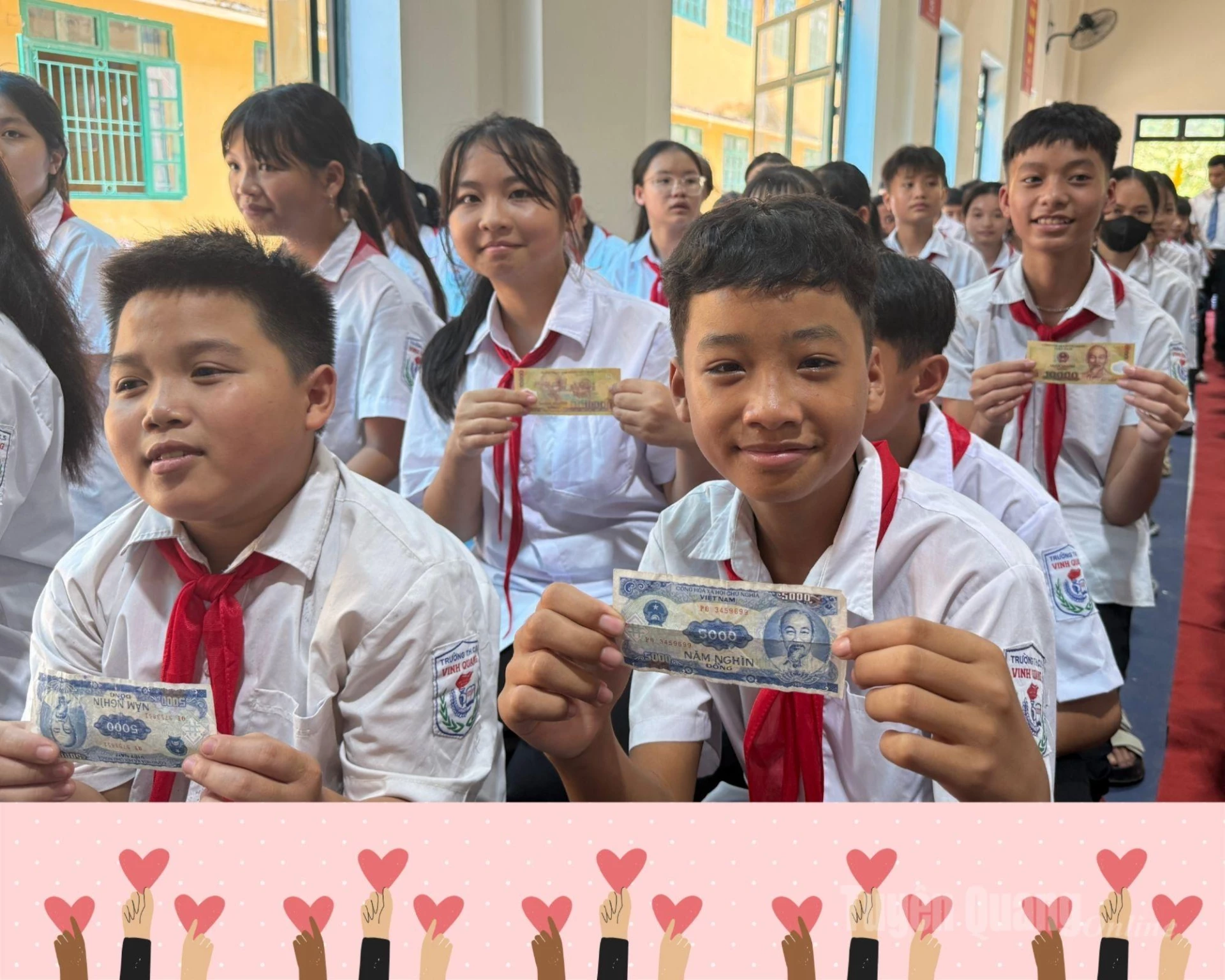 Học sinh trường THCS Vinh Quang, xã Kim Bình ủng hộ nhân dân Cuba trong ngày khai giảng năm học mới.