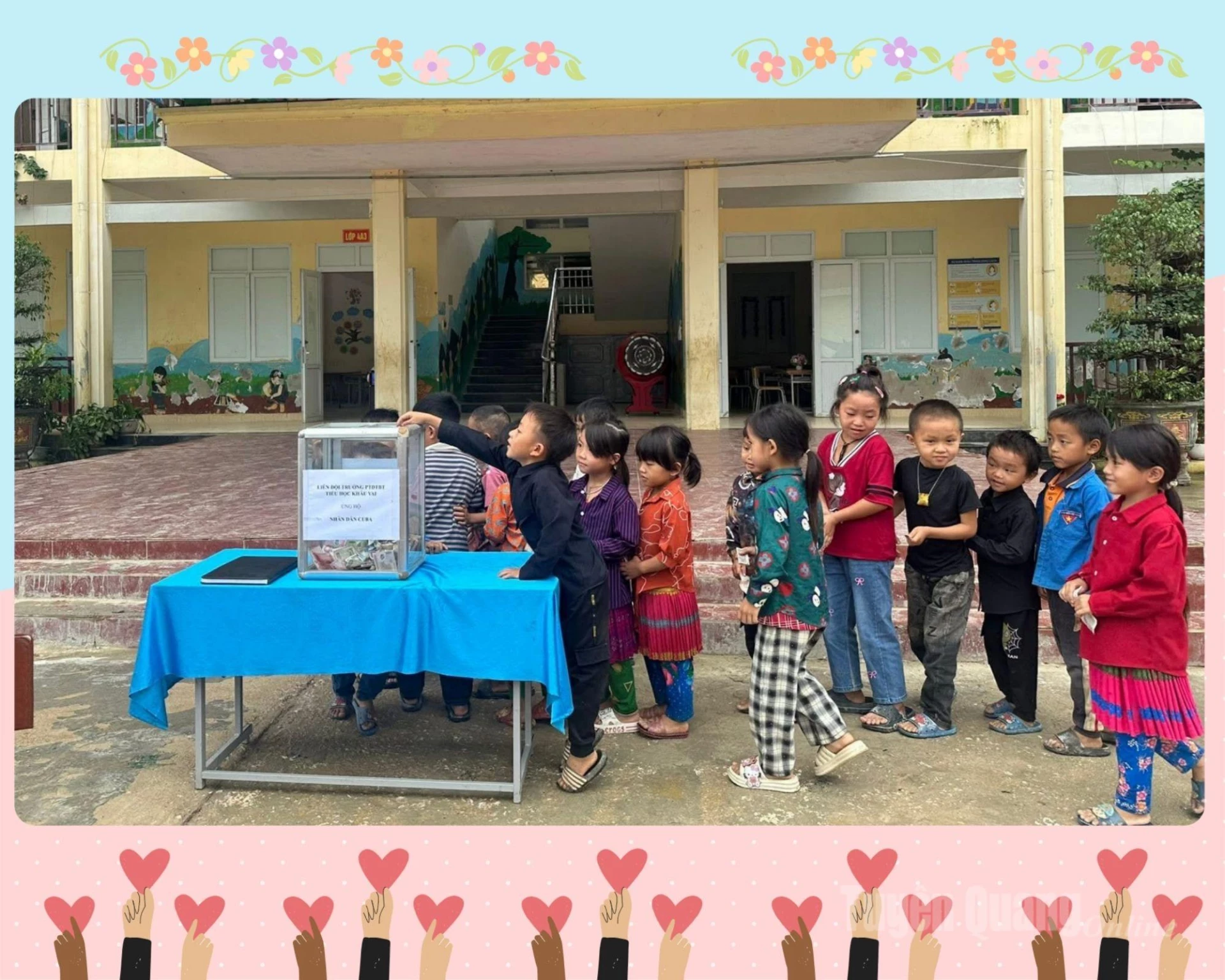 Các em học sinh trường Phổ thông DTBT Tiểu học Khâu Vai ủng hộ. 