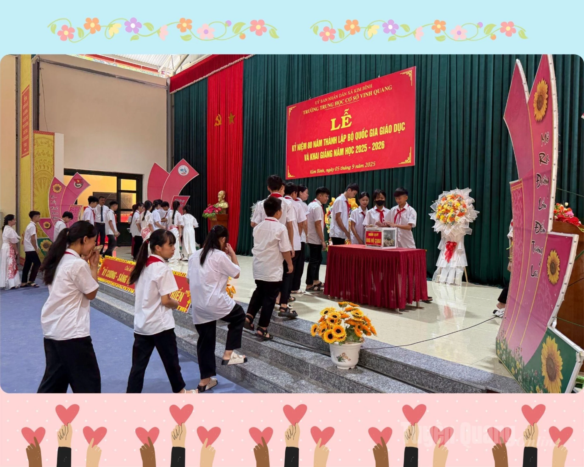 Học sinh trường THCS Vinh Quang, xã Kim Bình ủng hộ nhân dân Cuba trong ngày khai giảng năm học mới.
