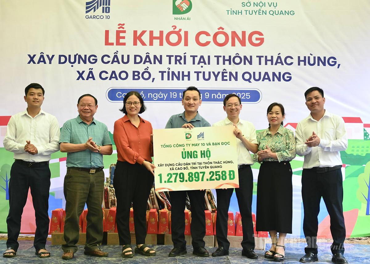 Đại diện Báo Dân trí và Tổng Công ty May 10 trao số tiền hỗ trợ xây cầu cho xã Cao Bồ.