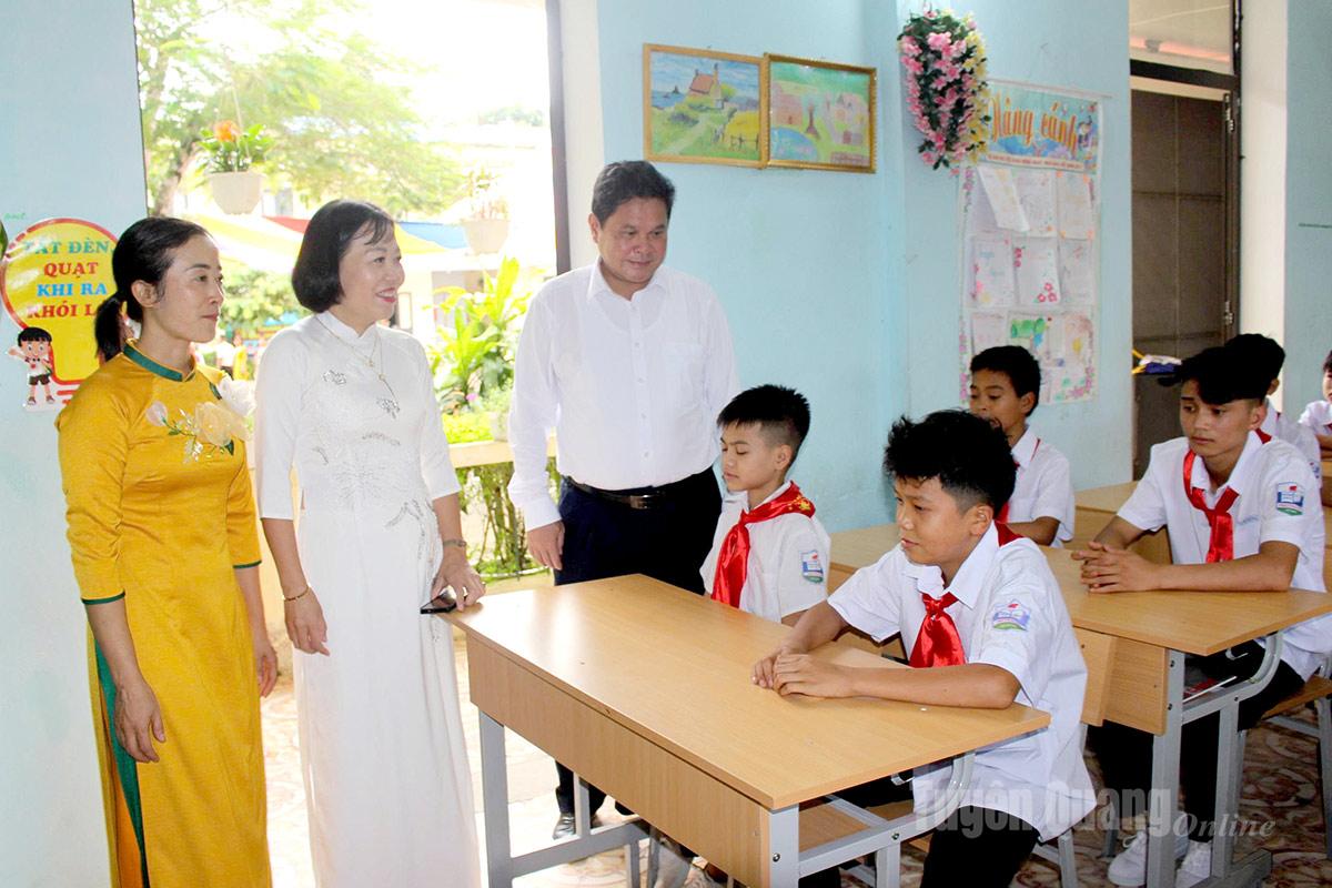 Đồng chí Vàng Seo Cón, Uỷ viên Ban Thường vụ Tỉnh uỷ, Bí thư Đảng uỷ, Chủ tịch HĐND phường Hà Giang 2 động viên thầy và trò Trường THCS Phương Độ, phường Hà Giang 1 trong ngày khai giảng. Ảnh: Nguyễn Yếm