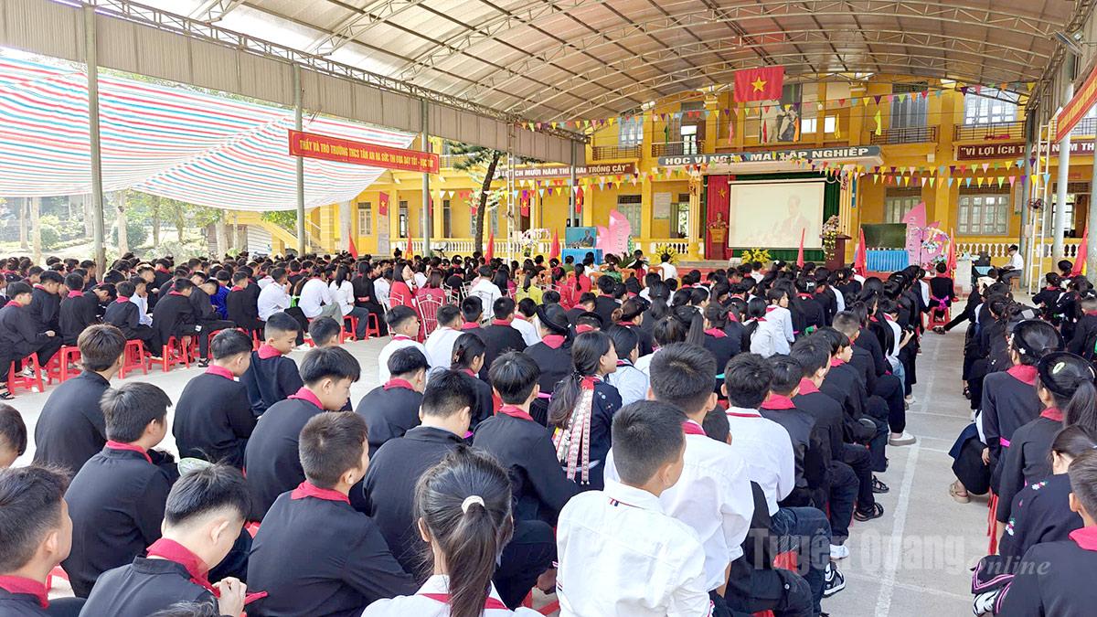 Học sinh trường THCS Tân An theo dõi chương trình truyền hình trực tiếp Lễ khai giảng năm học mới, kỷ niệm 80 năm thành lập Bộ Quốc gia Giáo dục từ điểm cầu thủ đô Hà Nội. Ảnh: Minh Hoàng