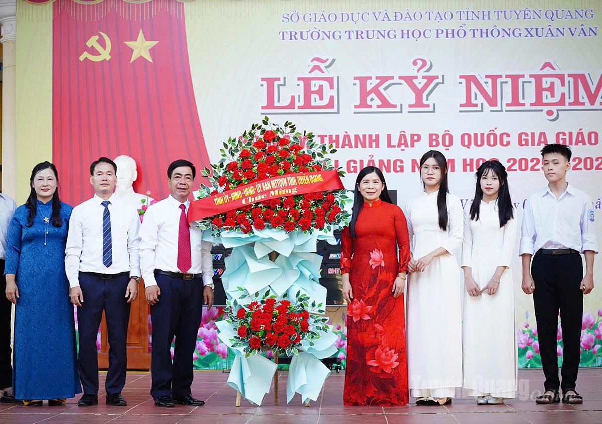 Đồng chí Lê Thị Thanh Trà, Ủy viên BCH Đảng bộ tỉnh, Phó Chủ tịch HĐND tỉnh tặng hoa chúc mừng thầy và trò Trường THPT Xuân Vân, xã Xuân Vân trong ngày khai giảng năm học mới. Ảnh: Thuý Nga