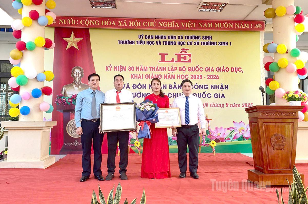 Phó Tổng Biên tập Báo và phát thanh, truyền hình Tuyên Quang Ngô Chiến Quang trao Bằng công nhận trường chuẩn Quốc gia cho trường Tiểu học và THCS Trường Sinh 1. Ảnh: Đức Thái