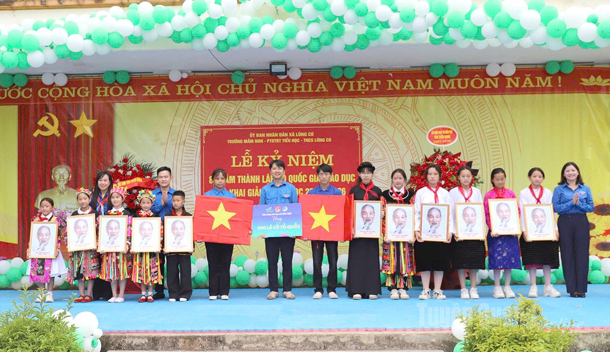 Trung ương Đoàn tặng 500 lá cờ Tổ quốc và 100 ảnh Bác Hồ cho Đoàn xã Lũng Cú và trường PTDTBT Tiểu học và THCS xã Lũng Cú. Ảnh: Hoàng Trang