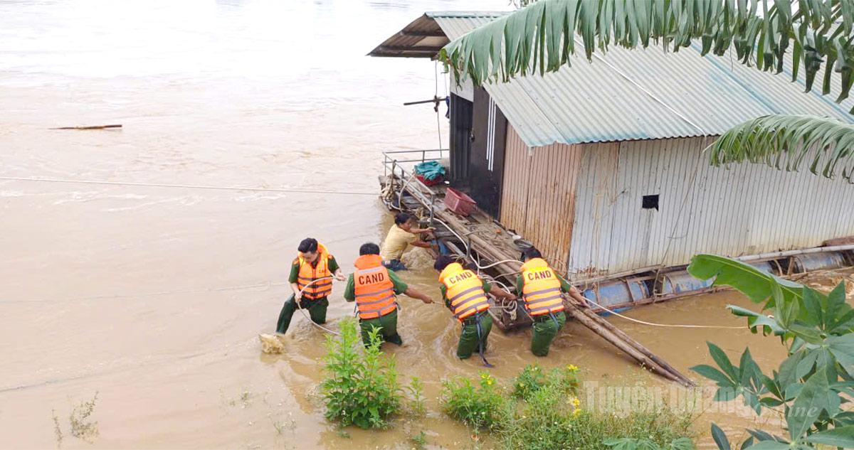 Lực lượng Công an tham gia cứu hộ các nhà bè trên sông Lô, phường Minh Xuân. Ảnh: Mộc Lan