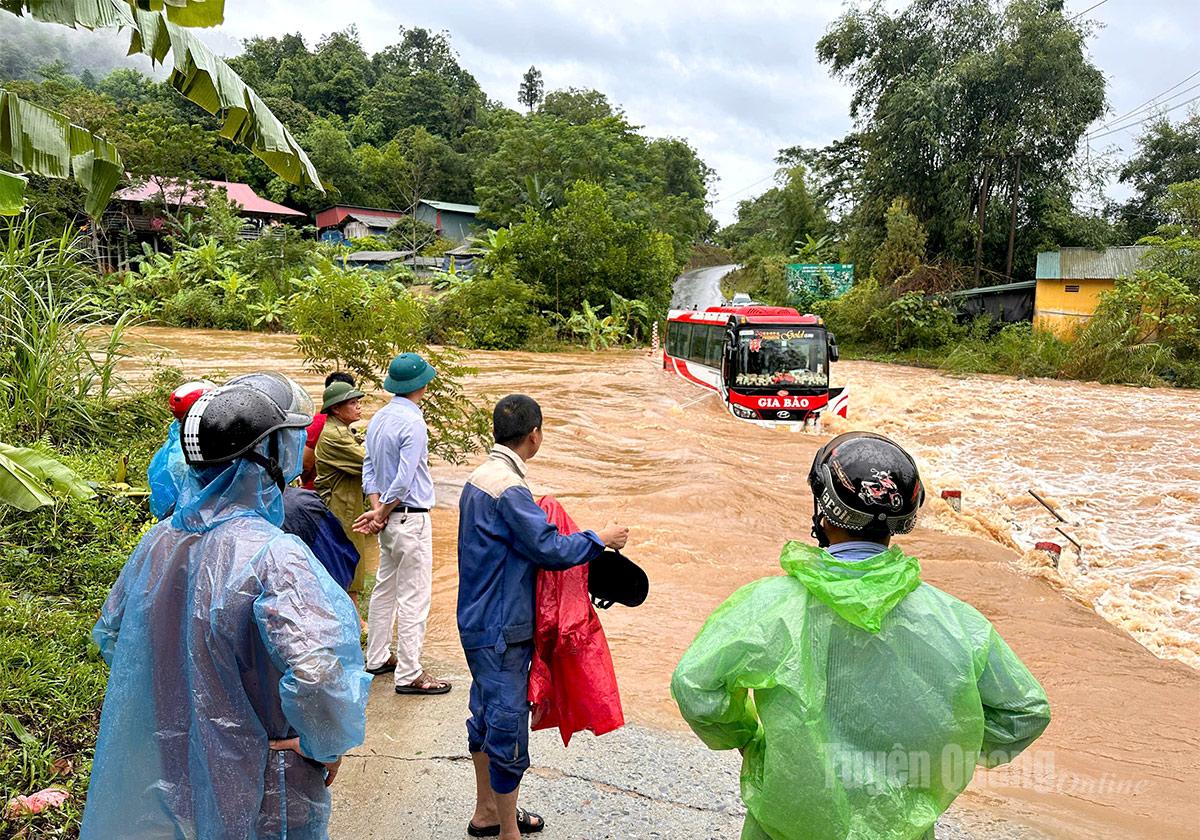 Km 18 thôn Bắc Bừu xã Ngọc Đường nước sông dâng cao làm một xe khách bị ách tắc.
Ảnh Thanh Hoài