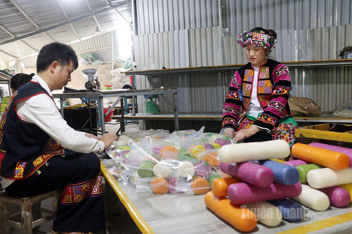 Cuong and Lanh cut the cakes into round shapes or smaller pieces to suit customers’ preferences.