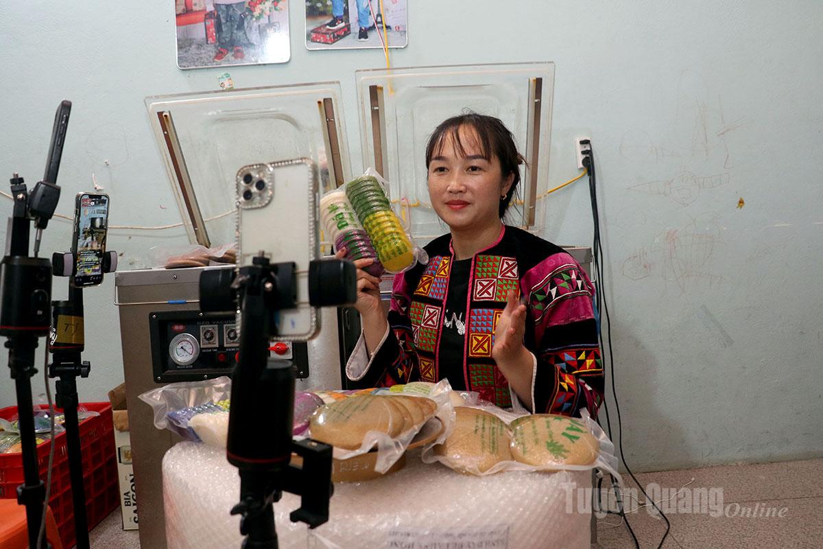 La Thi Lanh also uses social media to promote and sell ‘Da’ cake product.