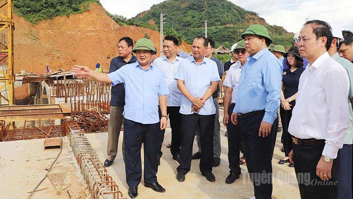 Bí thư Tỉnh ủy Tuyên Quang Hầu A Lềnh kiểm tra tiến độ thi công Đập dâng nước tạo cảnh quan trên sông Lô, phường Hà Giang 1.