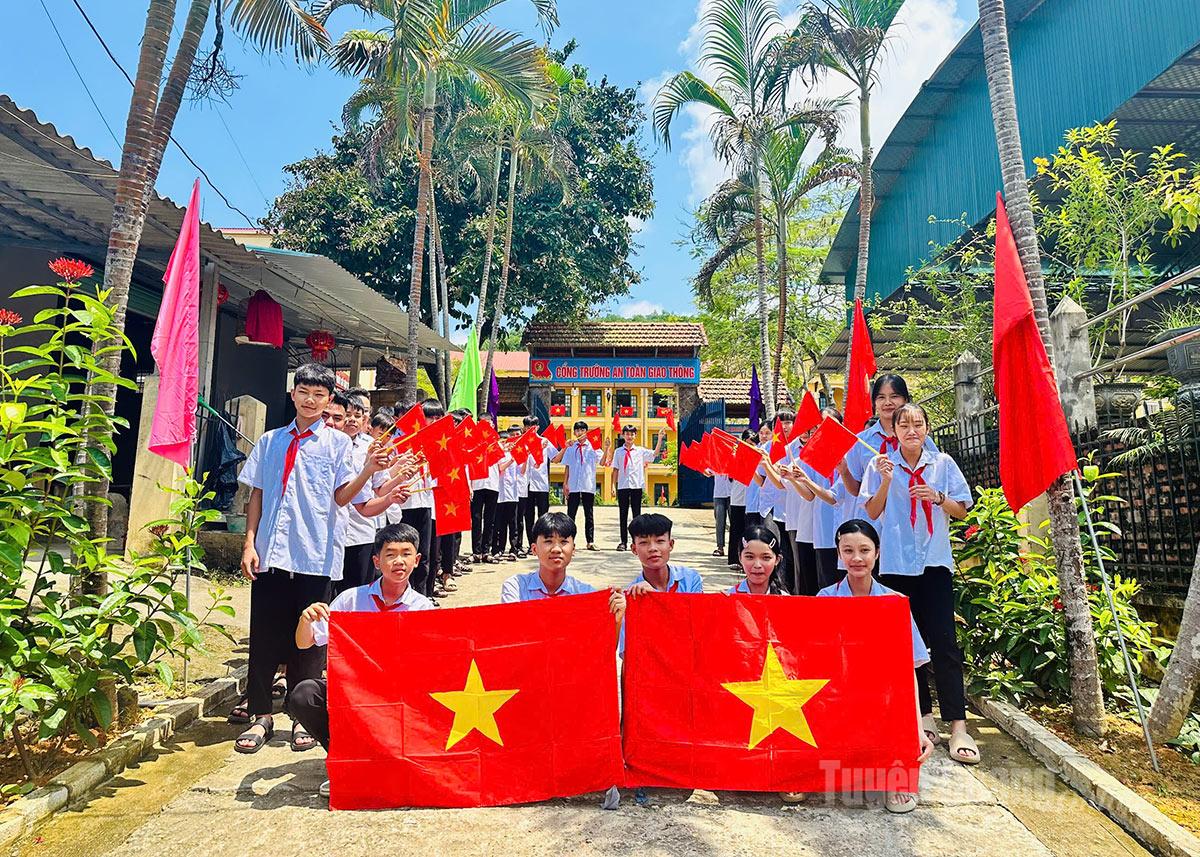 Các em học sinh trường THCS Vinh Quang, xã Kim Bình chào mừng Quốc khánh 2-9 với cờ đỏ sao vàng rực rỡ.