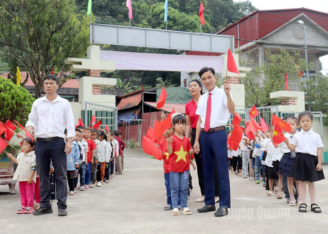 Teachers and students of Phu Lung Primary (Bach Dich commune) on the first day of school.