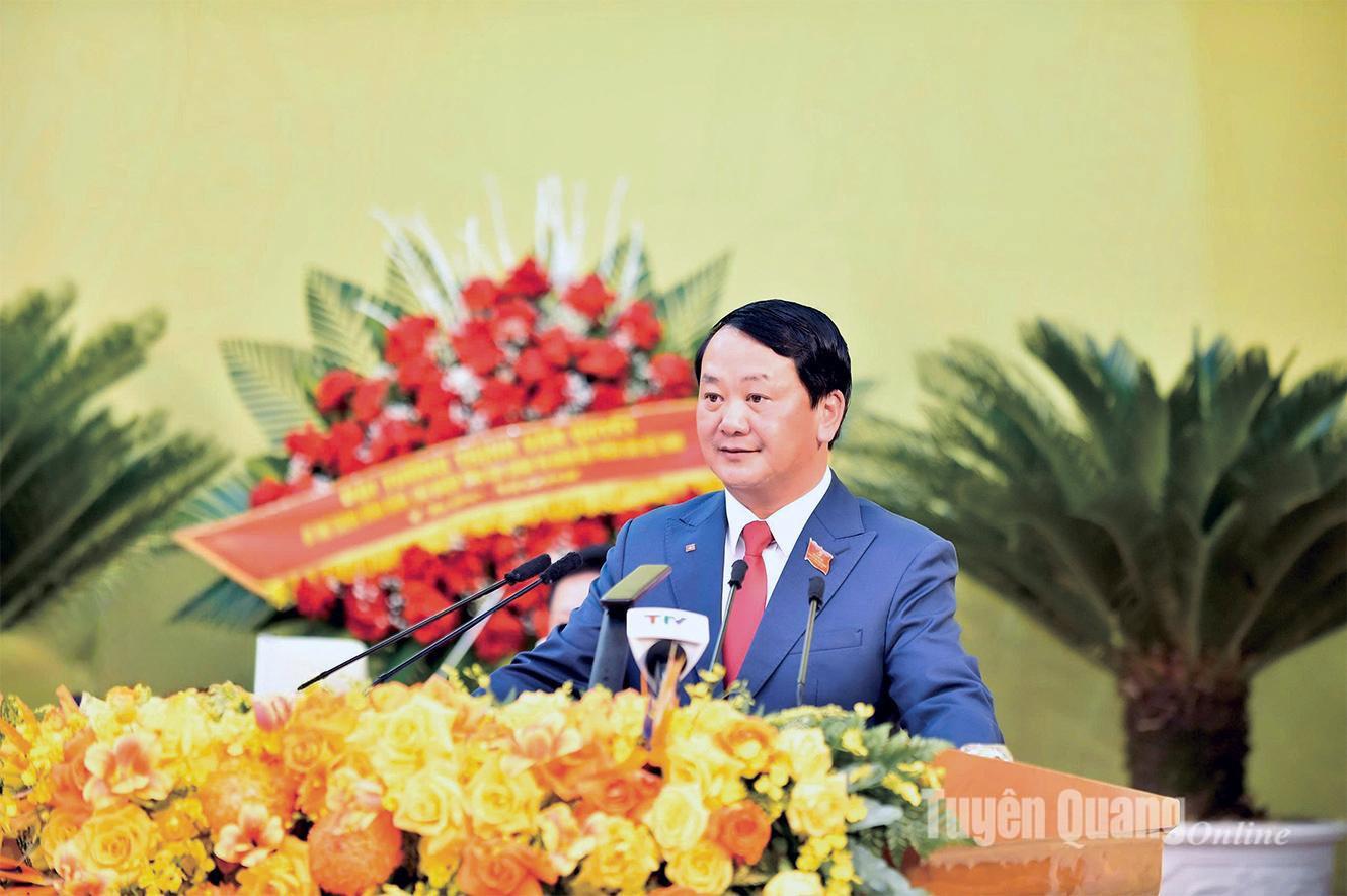 Đồng chí Bí thư Tỉnh ủy Hầu A Lềnh trình bày diễn văn tại Đại hội.