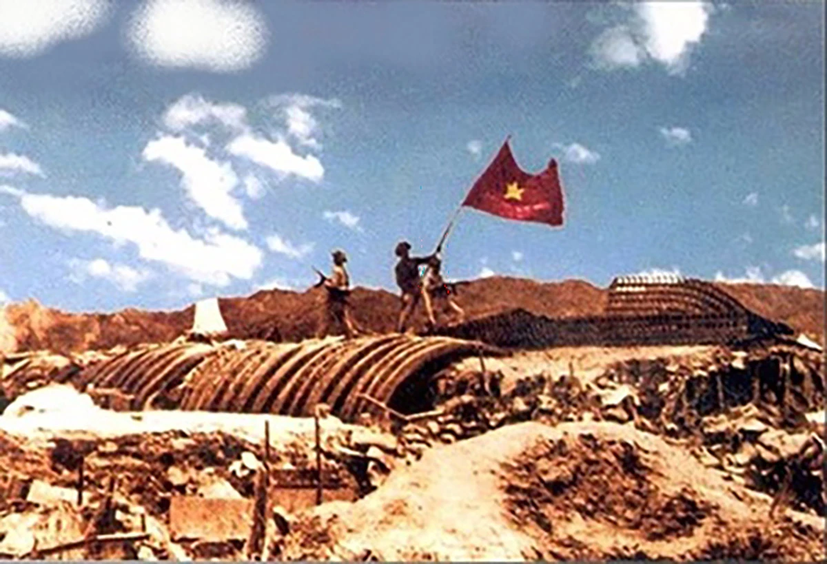 Cờ đỏ sao vàng tung bay chiến thắng trên nóc hầm Đờ Cát ngày 7/5/1954. Ảnh: Tư liệu