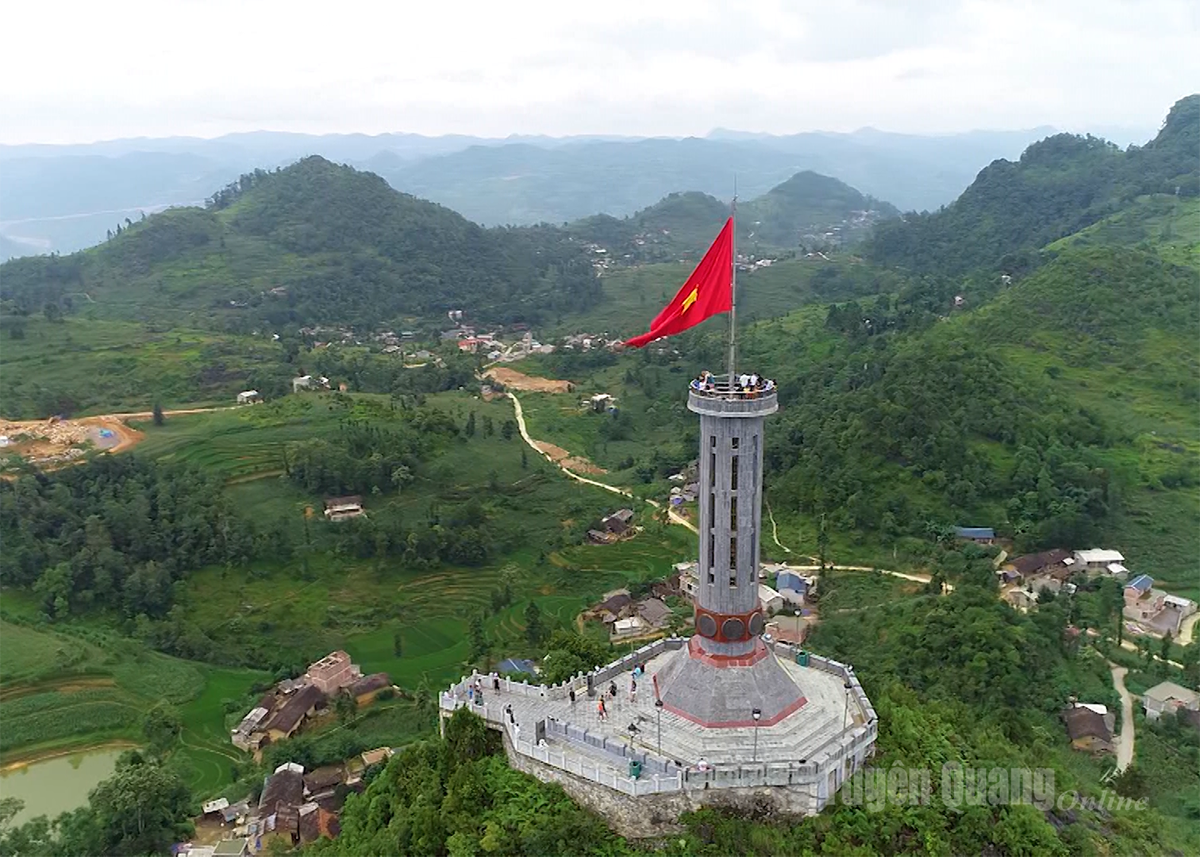 Linh thiêng cột cờ Quốc gia Lũng Cú trên vùng cực Bắc.
