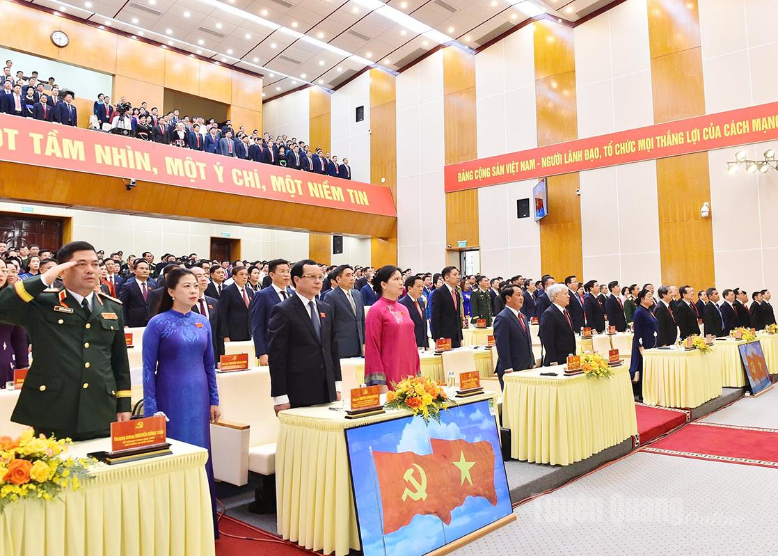 Đại biểu làm Lễ chào cờ.