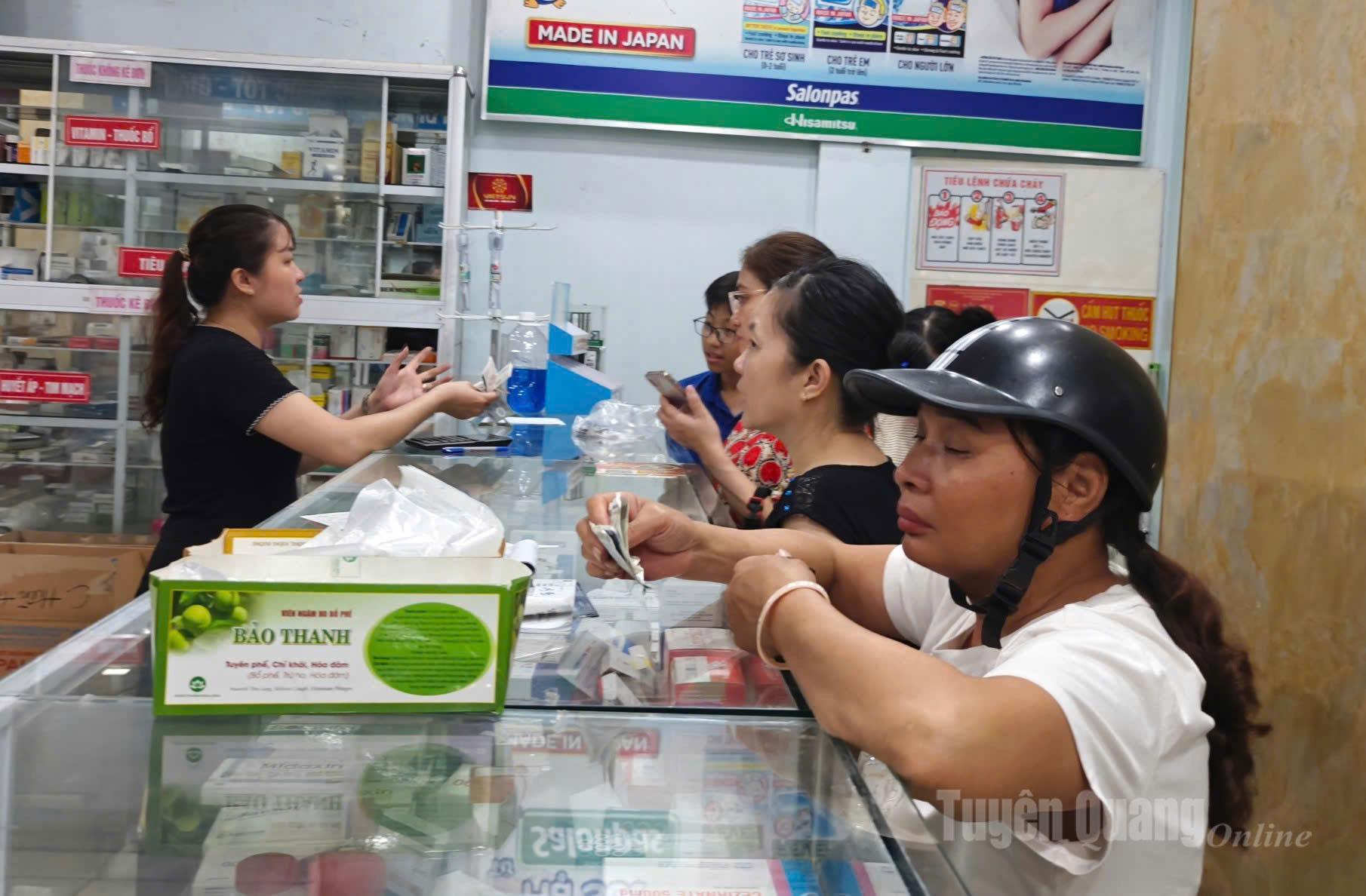 Người dân phường Minh Xuân đến hiệu thuốc để tích trữ một số loại thuốc dùng cho tình huống khẩn cấp như: thuốc hạ sốt, thuốc sát trùng, thuốc kháng sinh...Ảnh: Hoàng Minh