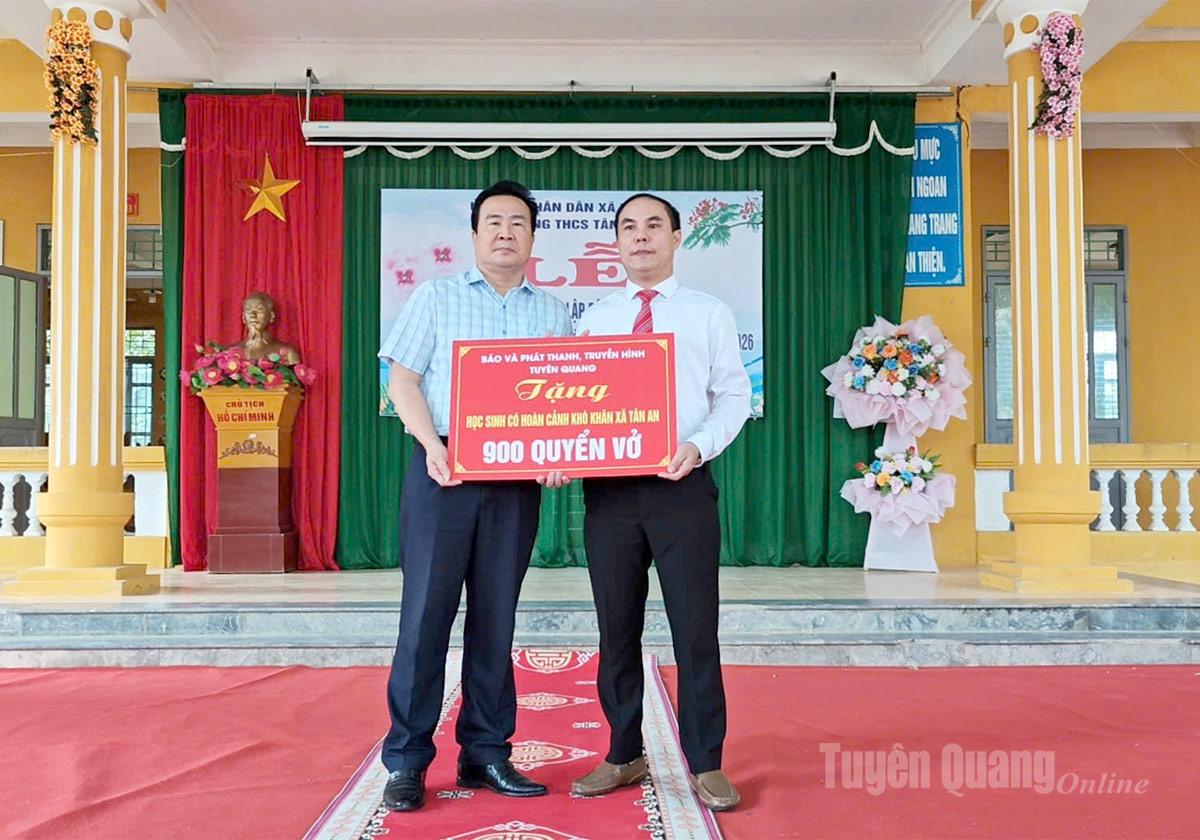 Đồng chí Nguyễn Bình Minh, Phó Tổng Biên tập Báo và phát thanh, truyền hình Tuyên Quang trao quà năm học mới cho trường THCS Tân An. Ảnh: Minh Hoàng