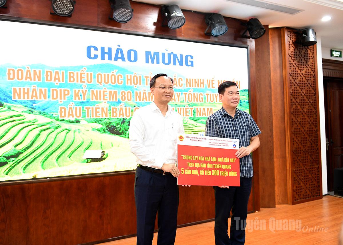 Đoàn đại biểu Quốc hội tỉnh Bắc Ninh trao kinh phí hỗ trợ xóa nhà tạm, nhà dột nát trên địa bàn tỉnh.