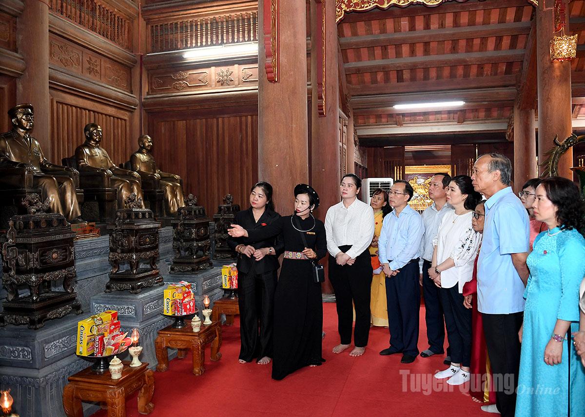 Các đại biểu nghe giới thiệu về Khu tưởng niệm Chủ tịch Hồ Chí Minh và các vị tiền bối cách mạng.