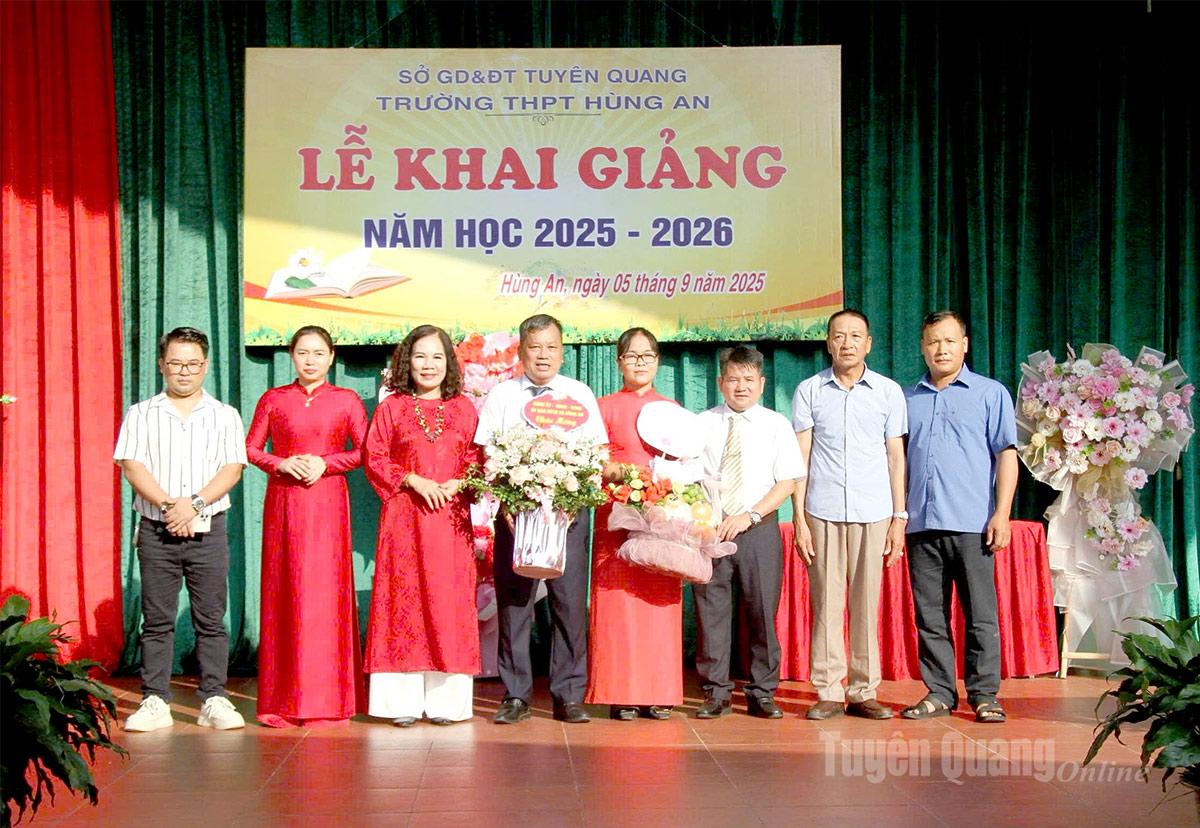 Đồng chí Ngô Thị Thu Hà, Phó Tổng Biên tập Báo và phát thanh, truyền hình Tuyên Quang tặng quà chúc mừng thầy và trò trường THPT Hùng An nhân dịp năm học mới. Ảnh: Lan Phương