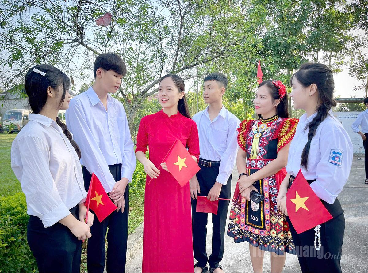 Teachers and students of Xuan Van High School (Xuan Van commune) with shiny smiles at the ceremony.
