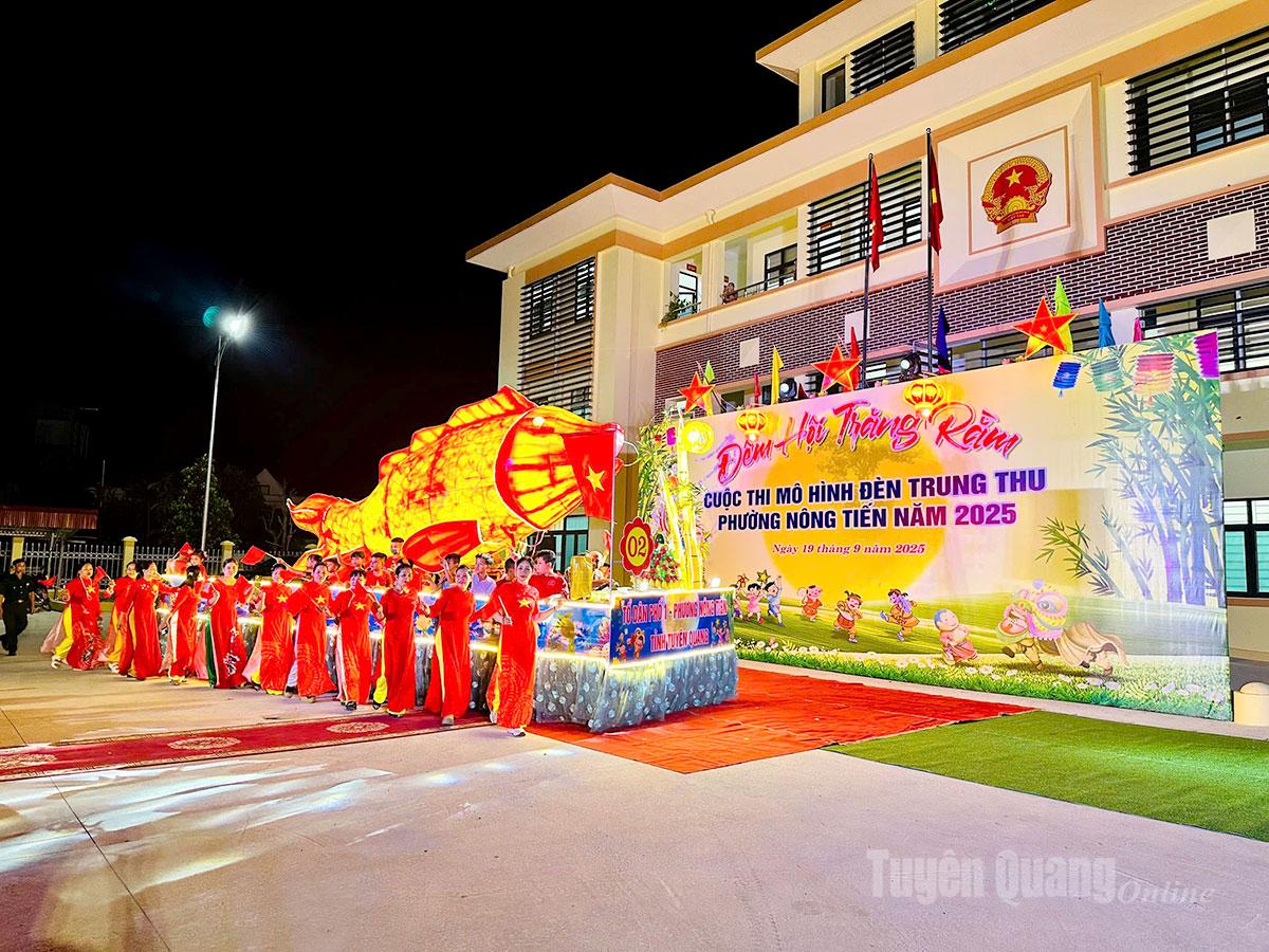 Các mô hình tiến vào khu vực chấm thi.