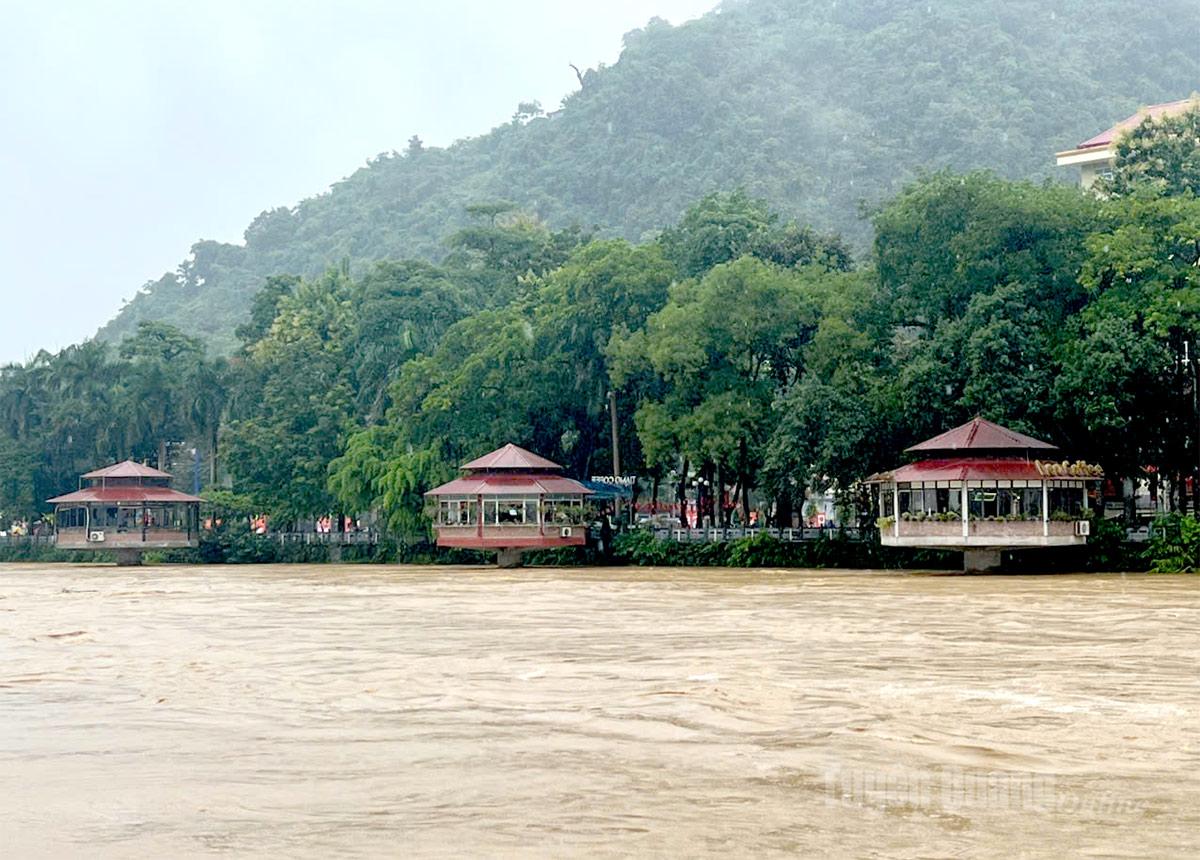 Nước sông Lô tiếp tục dâng cao đoạn chòi cafe KM0 công viên cây xanh, phường Hà Giang 1 lúc 14h00. Ảnh: Tạ Hương