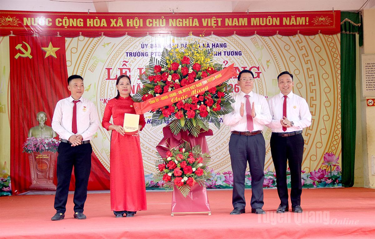 Đồng chí Trần Mạnh Lợi, Ủy viên Ban Thường vụ Tỉnh ủy, Trưởng ban Tuyên giáo và Dân vận Tỉnh ủy dự khai giảng năm học mới tại Trường Phổ thông Dân tộc bán trú Tiểu học và Trung học cơ sở Thanh Tương. Ảnh Hoàng Ngọc