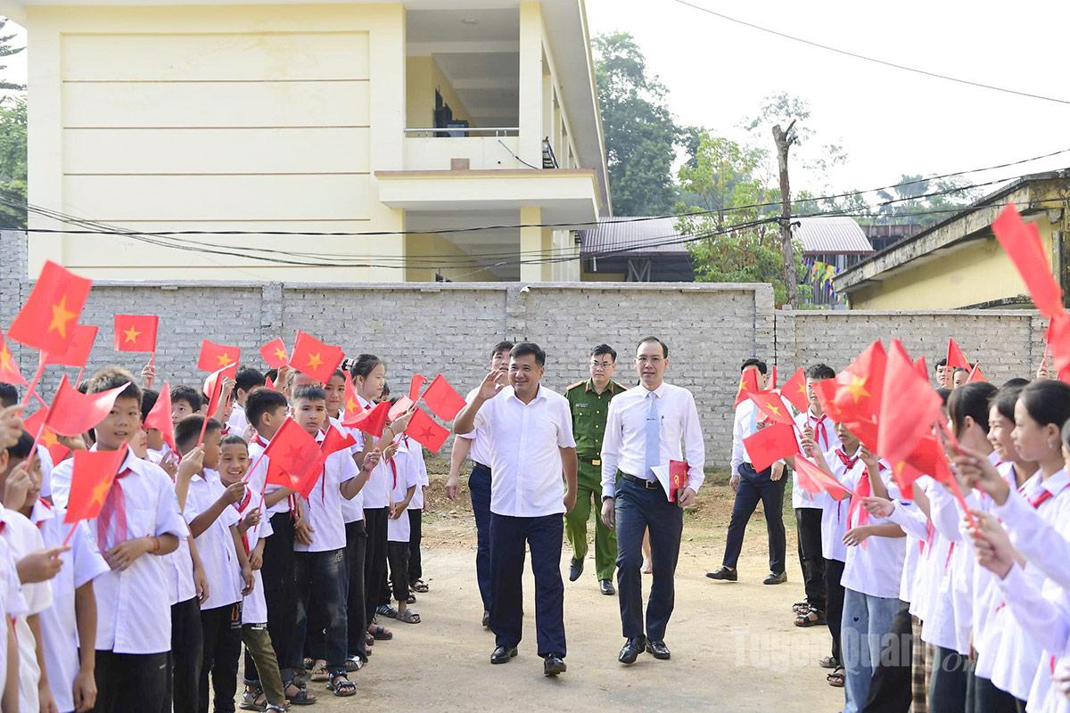 Đồng chí Hầu Minh Lợi, Ủy viên Ban Thường vụ Tỉnh ủy, Phó Chủ tịch Thường trực HĐND tỉnh dự Lễ khai giảng tại trường Phổ thông Dân tộc bán trú Trung học cơ sở Trung Hà, xã Trung Hà. Ảnh Quốc Việt.