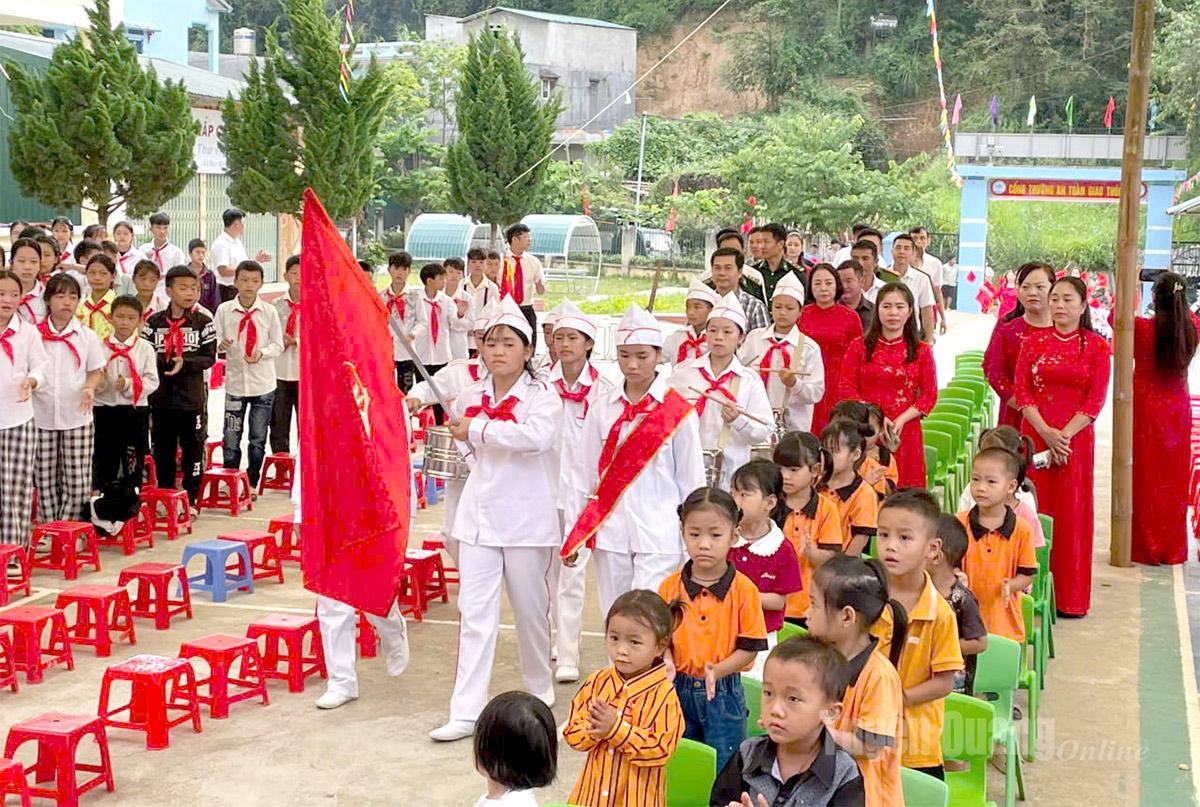 Trường liên cấp Mầm non -Tiểu học -THCS Bản Máy xã biên giới Bản Máy đón học sinh lớp 6. Ảnh: Hoàng Hà
