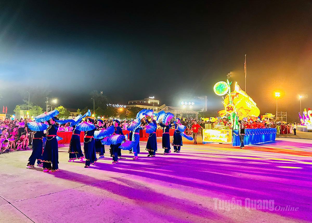 Mô hình “Cá chép trông trăng” của TDP Tân Quang 3 rực rỡ sắc màu, tái hiện hình ảnh dân gian quen thuộc, mang thông điệp cầu chúc may mắn, sung túc đoàn viên.