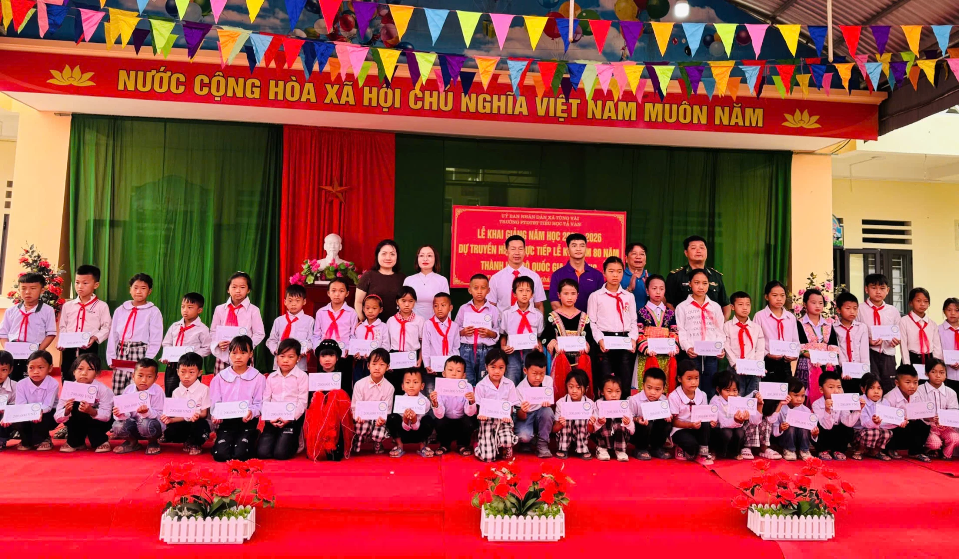 Đại diện Quỹ khuyến học- Quỹ ngôi sao Phương Bắc của Ngân hàng Tiên phong bank và Ngân hàng TMCP Kỹ thương Việt Nam (Techcombank) trao quà cho học sinh tại trường PTDT BT Tiểu học Tả Ván, xã Tùng Vài.