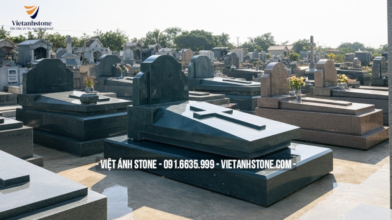 Cây thánh giá trên mộ thể hiện đức tin, sự kính trọng, niềm hy vọng vào sự sống vĩnh hằng và cầu nguyện cho người đã khuất được hưởng sự cứu rỗi