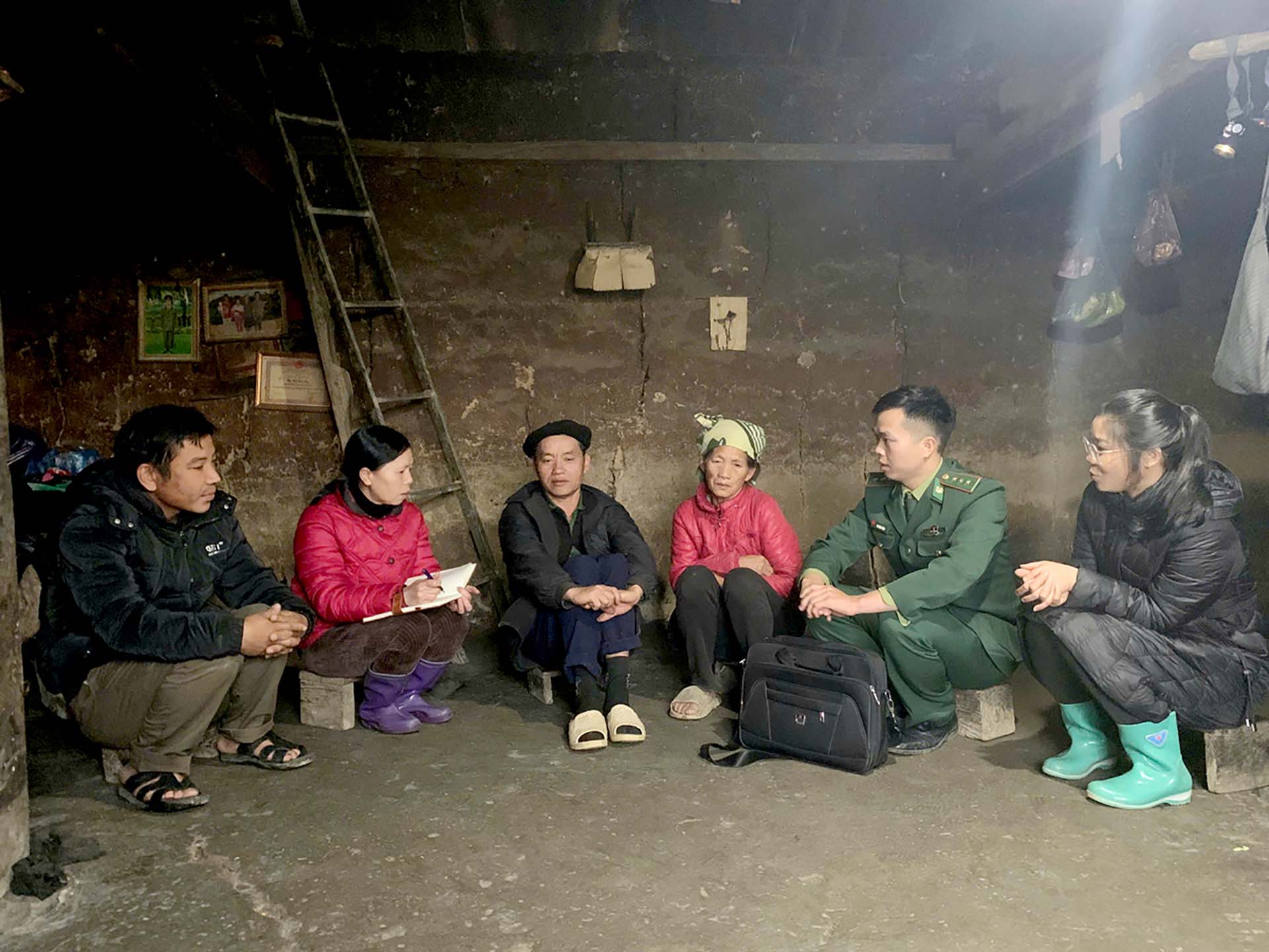 Bộ đội Biên Phòng và giáo viên thôn Lao Chải, xã Tùng Vài vận động người dân thực hiện quy định về Luật Hôn nhân và gia đình

