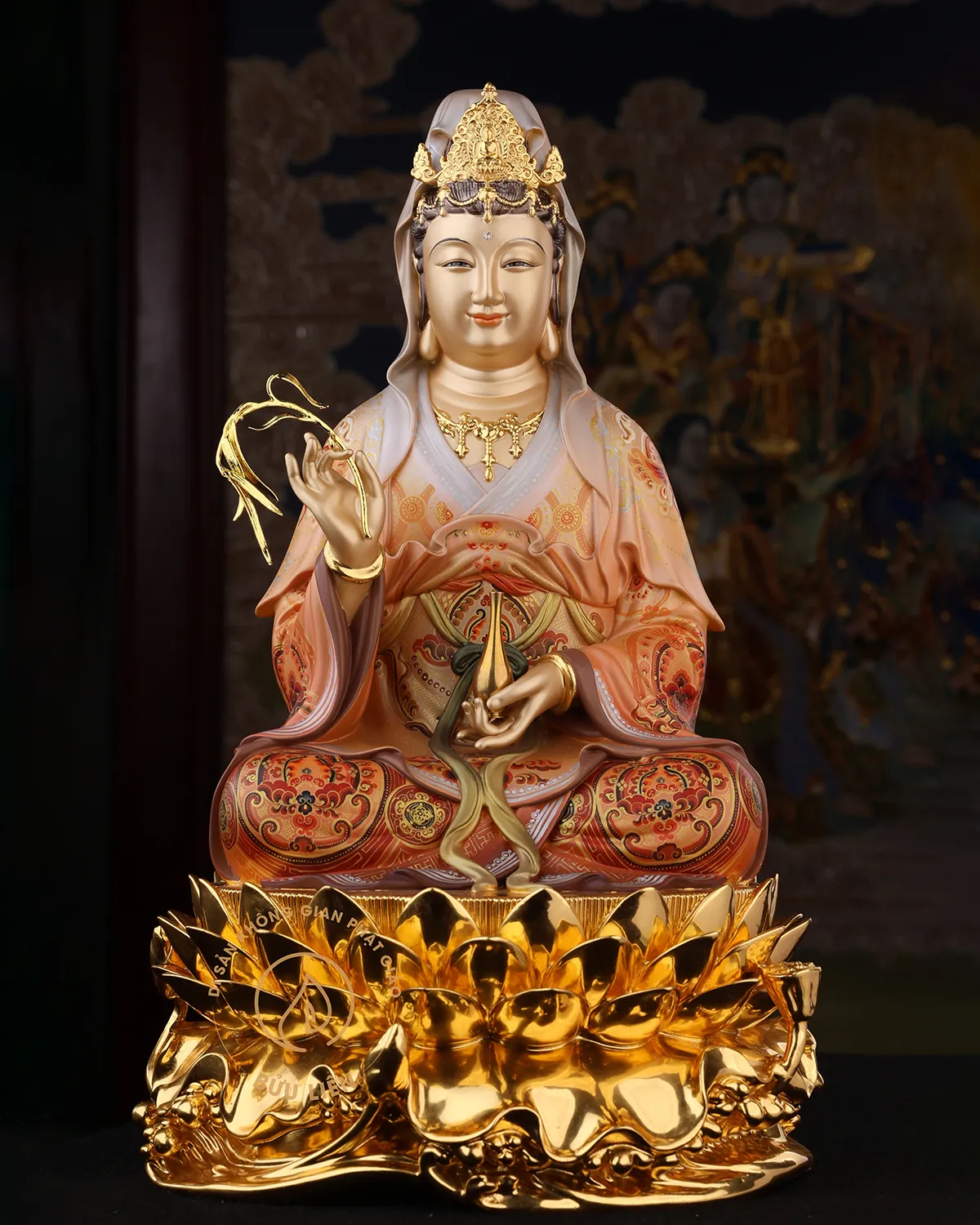 Tượng được chế tác với chất liệu đồng kết hợp kỹ thuật vẽ gấm truyền thống
