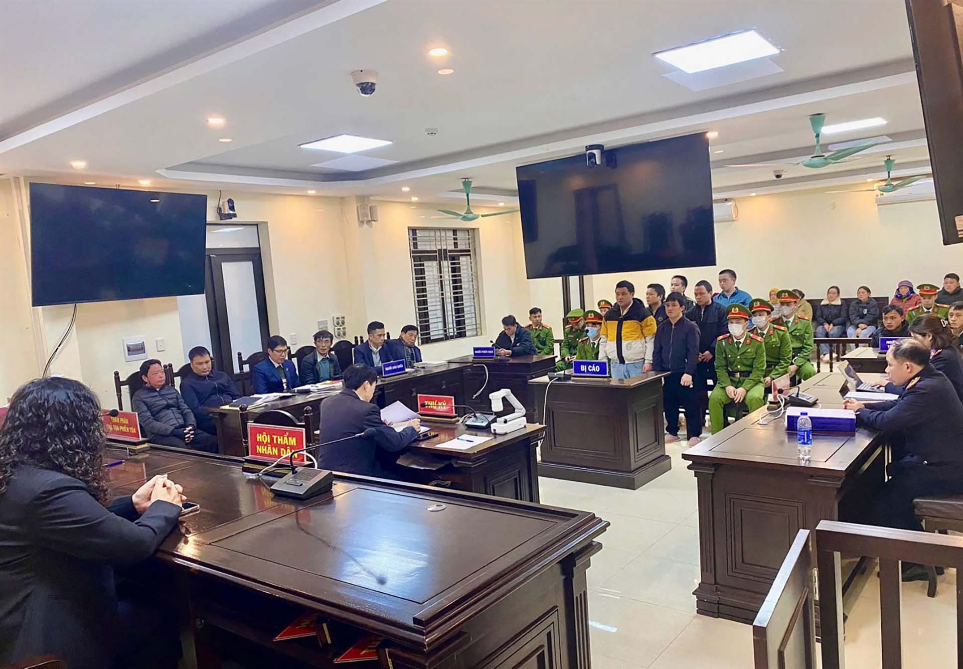 Phiên tòa xét xử sơ thẩm vụ án hình sự đối với bị cáo Hờ Mí Già và đồng phạm phạm tội Tổ chức cho người khác trốn đi nước ngoài xảy ra tại xã Lũng Cú.

