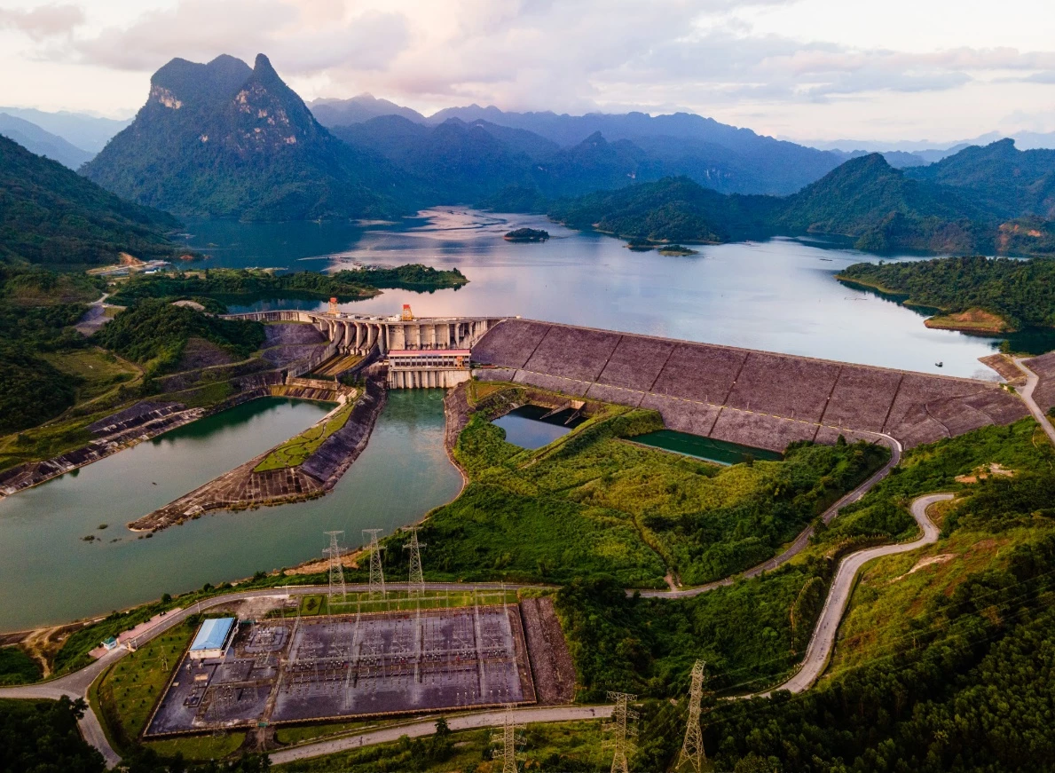 Công trình Thủy điện Tuyên Quang được thiết kế với 3 tổ máy, phát điện lên lưới điện Quốc gia với công suất là 342 MW, sản lượng điện trung bình hàng năm đạt 1,295 tỷ kWh.