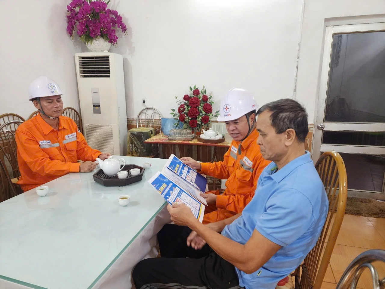 Cán bộ Đội quản lý Điện lực khu vực Sơn Dương tăng cường tuyên truyền cho người dân tiết kiệm điện mùa nắng nóng.