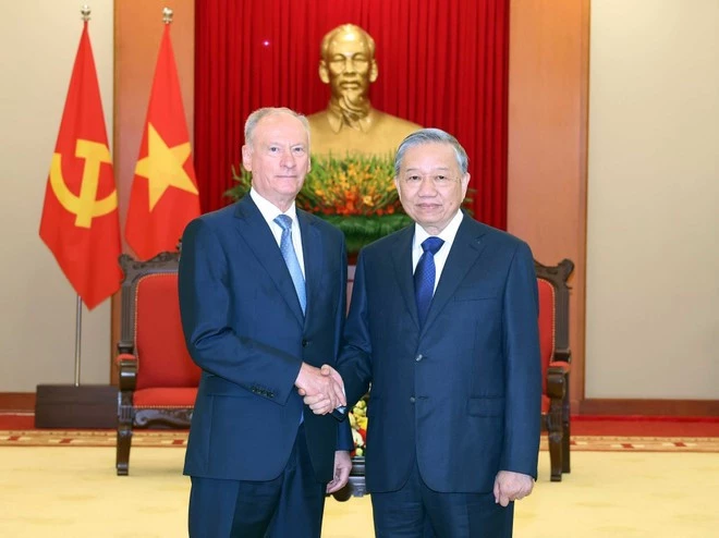 Party General Secretary To Lam (right) and Nikolai Patrusev, Aide to the President of Russia and Chairman of the Maritime Board of Russia, at the meeting in Ha Noi on September 16. (Photo: VNA)