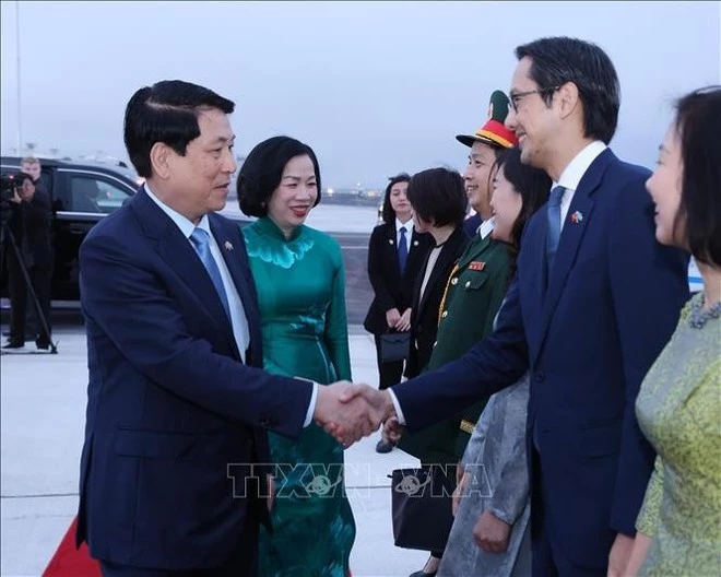 President Luong Cuong and his spouse bid farewell to officials before leaving New York on the afternoon of September 24
