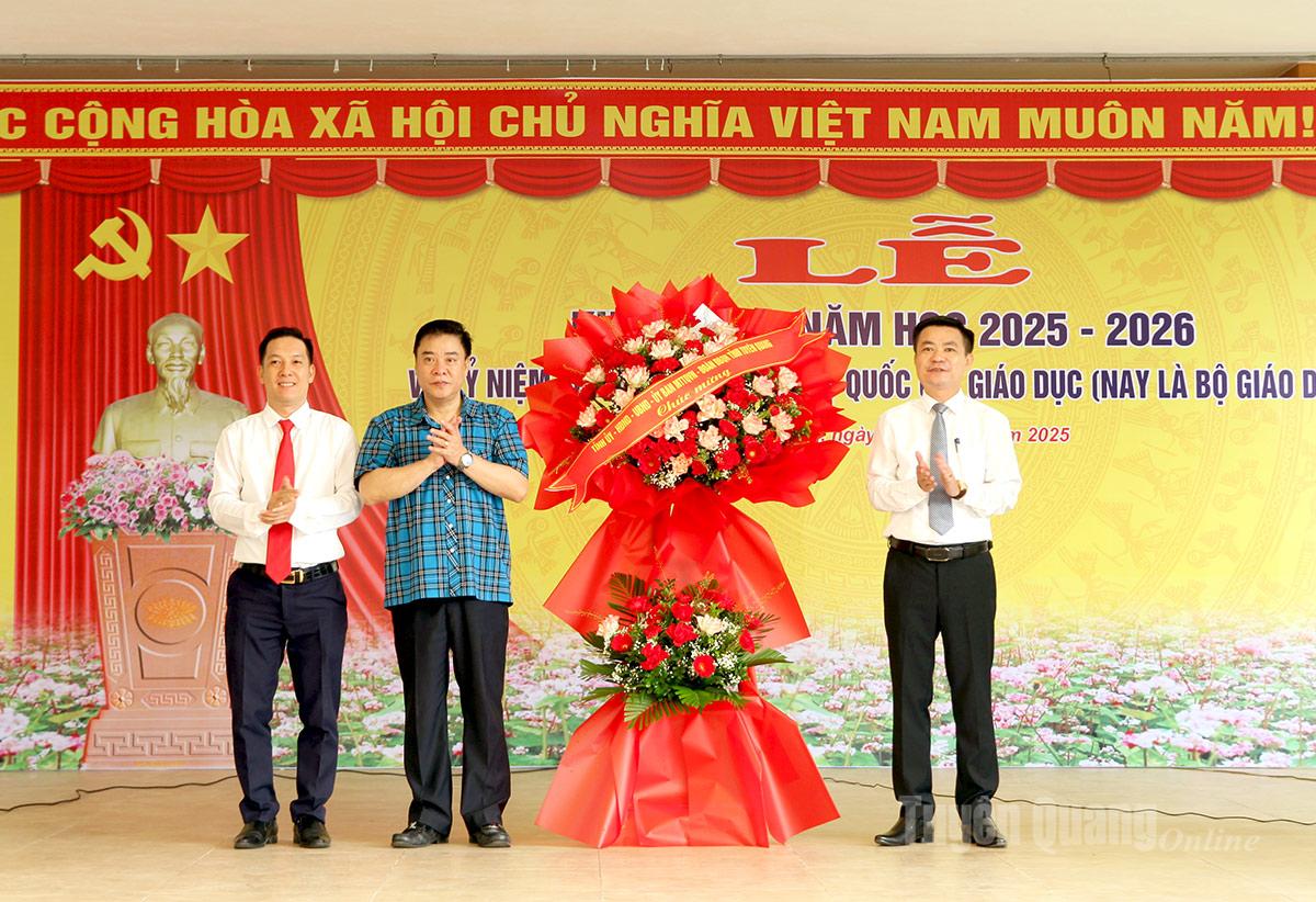Đồng chí Hoàng Gia Long, Ủy viên Ban Thường vụ Tỉnh ủy, Phó Chủ tịch UBND tỉnh tặng lẵng hoa chúc mừng Trường Cao đẳng Kỹ thuật và Công nghệ Hà Giang. Ảnh: Phạm Hoan.